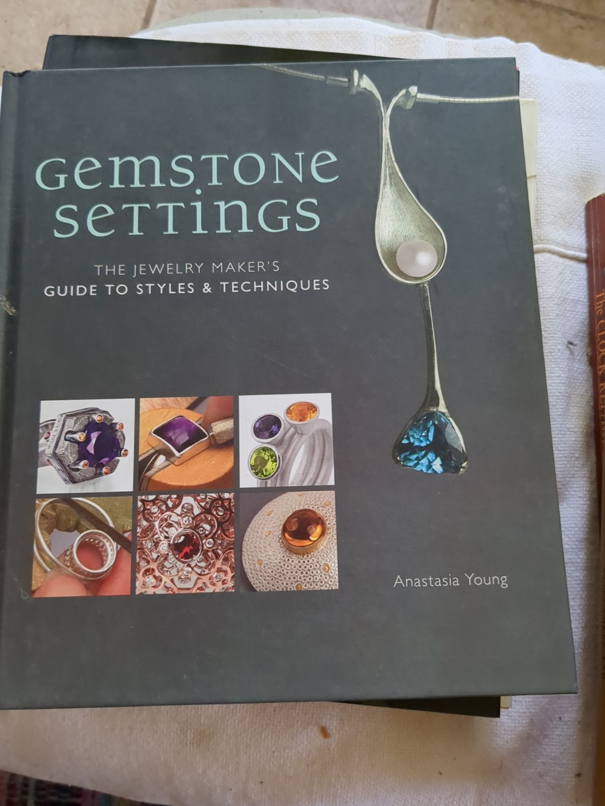Gemstone Settings : The Jewelry Maker’s Guide to Styles and Techniques by…